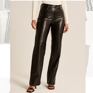 Abercrombie & Fitch Curve Love Vegan Leather 90s
Relaxed Pant. Size 6/28